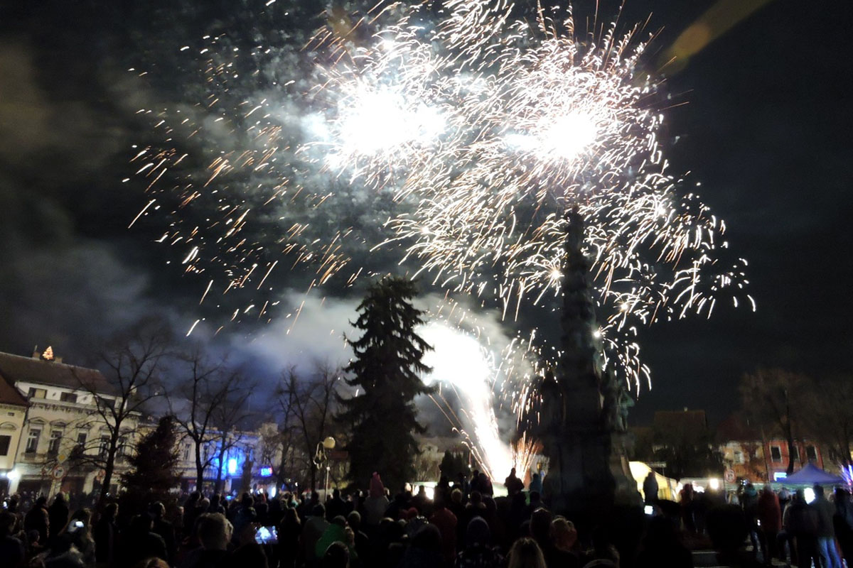 Foto: Ohňostroj na Nový rok ozářil i náměstí Jana Žižky z Trocnova v Čáslavi