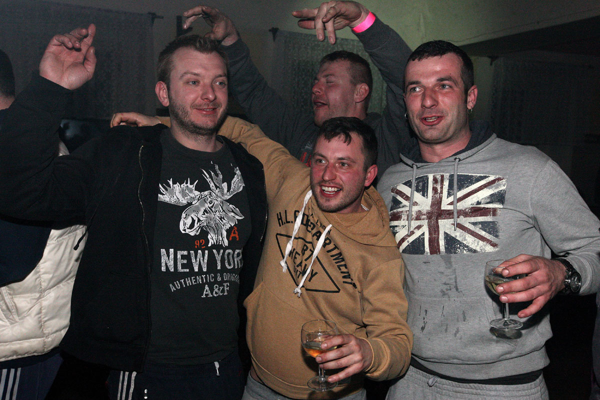 Foto: Teplákovou párty v Lázních Roztěž odstartoval hit skupiny Nightwork!