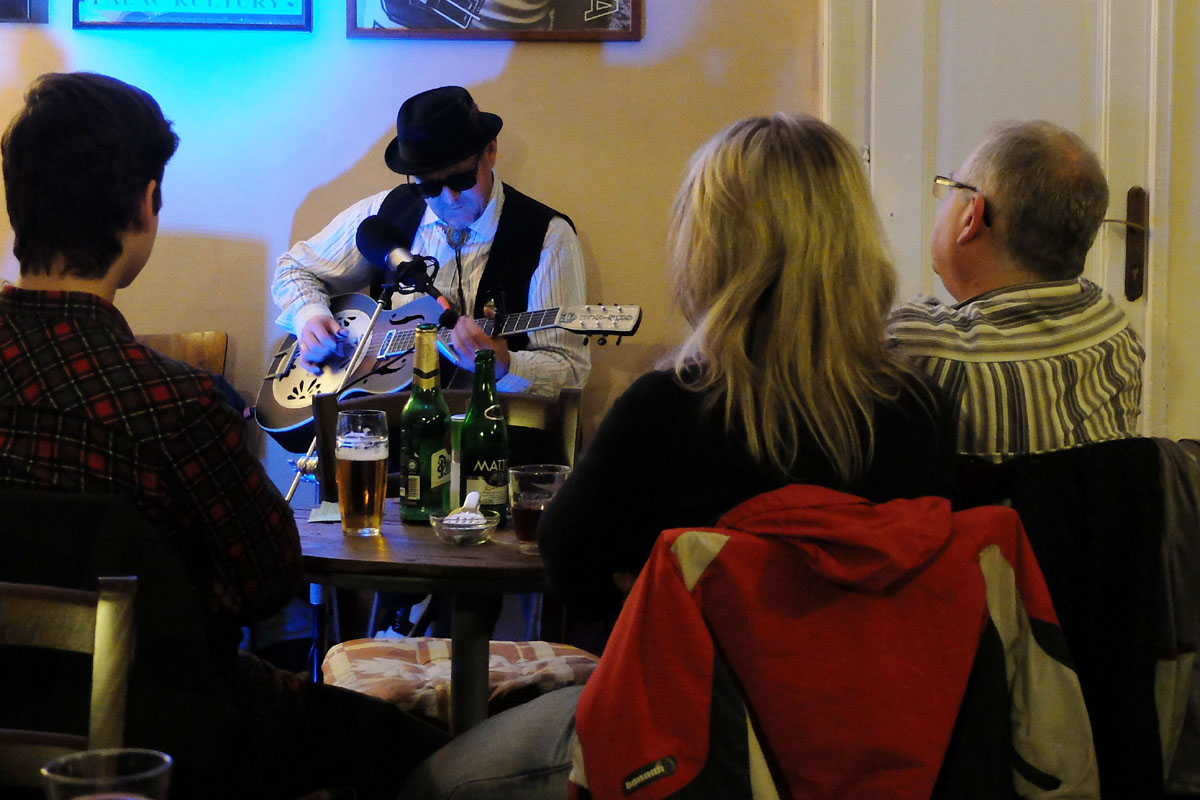 Foto: Ostravská dvojice Retro Blues nadchla kavárnu Blues Café