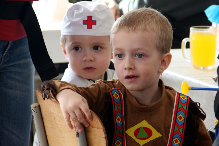 Foto: Křemílek s Vochomůrkou provedl děti karnevalem v Bahně