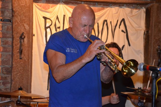 Foto: Jazzový trumpetista  Laco Deczi zahrál v pražské Balbínce