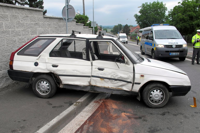 Dopravní nehoda na kruhové křižovatce na Karlově - policisté řídili dopravu kyvadlově