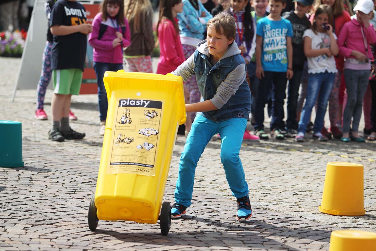Foto: Slalom s popelnicí, či znalostní kvíz, kolínští školáci soutěžili na Odpadiádě