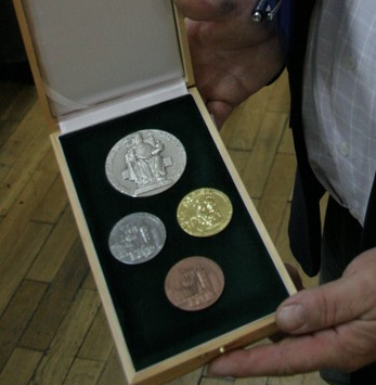 Čáslavský starosta Hamral předal končícím zastupitelům unikátní pamětní medaile