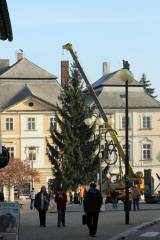 img_1108: Vánoční strom už zdobí Palackého náměstí v Kutné Hoře, rozsvítí se 2. prosince