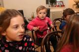 5G6H8519: Foto: Franta a Silva z Divadélka Kůzle si s dětmi v kavárně u sv. Judy Tadeáše zazpívali a zatančili