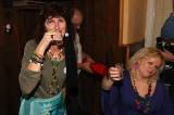5G6H9470: Foto: V Křeseticích si na Silvestra dali sraz Hippies, večírek se rozjel ve velkém stylu