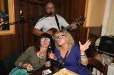 5G6H9519: Foto: V Křeseticích si na Silvestra dali sraz Hippies, večírek se rozjel ve velkém stylu