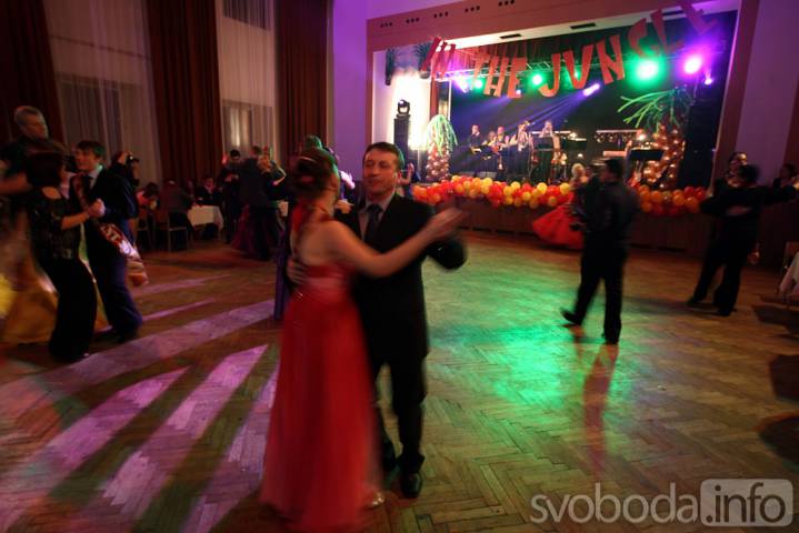 Maturanti třídy C4B z Gymnázia Jiřího Ortena si v pátek užili svého plesu