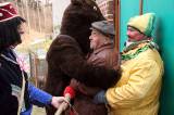 5G6H1613: Medvěda se podařilo udržet na uzdě, masopustního průvodu si užili v Okřesanči