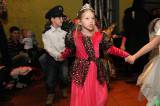 5G6H2513: Foto: Čaroděj Emča na karnevale v klubu Česká 1 naučil děti tři nové tance