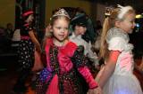 5G6H2518: Foto: Čaroděj Emča na karnevale v klubu Česká 1 naučil děti tři nové tance
