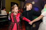 5G6H2522: Foto: Čaroděj Emča na karnevale v klubu Česká 1 naučil děti tři nové tance