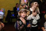 5G6H2527: Foto: Čaroděj Emča na karnevale v klubu Česká 1 naučil děti tři nové tance