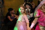 5G6H2534: Foto: Čaroděj Emča na karnevale v klubu Česká 1 naučil děti tři nové tance