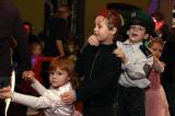 5G6H2763: Foto: Čaroděj Emča na karnevale v klubu Česká 1 naučil děti tři nové tance