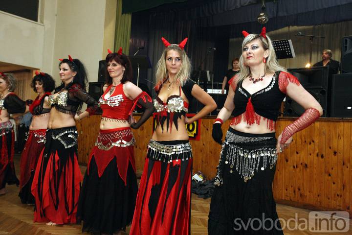Foto: Hlízovský karneval nabídl řadu masek a předtančení divokých čarodějnic