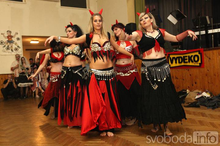 Foto: Hlízovský karneval nabídl řadu masek a předtančení divokých čarodějnic
