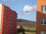 DSCN9259: Foto: Nová atrakce Sedlecké pouti - vrtulník startující přímo pod okny domů na sídlišti