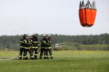 5G6H3053: Foto: Nad hlavami hasičů ve čtvrtek létal vrtulník, cvičili plnění jeho vaku