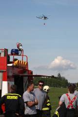 5G6H3084: Foto: Nad hlavami hasičů ve čtvrtek létal vrtulník, cvičili plnění jeho vaku