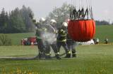 5G6H3139: Foto: Nad hlavami hasičů ve čtvrtek létal vrtulník, cvičili plnění jeho vaku
