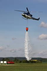 5G6H3148: Foto: Nad hlavami hasičů ve čtvrtek létal vrtulník, cvičili plnění jeho vaku