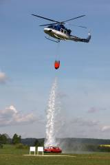5G6H3154: Foto: Nad hlavami hasičů ve čtvrtek létal vrtulník, cvičili plnění jeho vaku