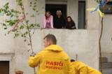 5G6H3573: Foto: Ženy v Močovicích vyhlížely hasiče, ti jim postavili březové májky