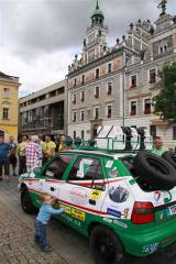 img_0002: Starosta Kolína Vít Rakušan z náměstí odstartoval dvě české posádky Mongol rallye