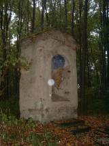 kapl104: Arciděkan Jan Uhlíř opětovně vysvětí obnovenou kapličku v lese Na Rovinách