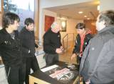 PB050015: Foto: Členové legendární kapely Katapult se v Čáslavi podepisovali fanouškům