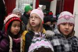 5G6H5861: Foto: Děti z Mateřské školy Masarykova se postaraly pejskům o bohaté Vánoce
