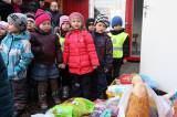 5G6H5879: Foto: Děti z Mateřské školy Masarykova se postaraly pejskům o bohaté Vánoce