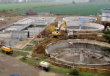 vhs101: Celkový pohled na hlavní technologickou linku, tři kruhové dosazovací nádrže ČOV Kutná Hora - V nejbližší době zahájí stavbu kanalizace v Poličanech, projekt skončí v příštím roce