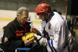 5G6H2165: Video: Zajímavé momenty hokejové exhibice Sršni - Olymp najdete ve videu