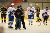 5G6H2561: Video: Zajímavé momenty hokejové exhibice Sršni - Olymp najdete ve videu