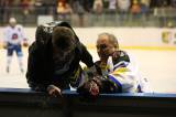 5G6H2579: Video: Zajímavé momenty hokejové exhibice Sršni - Olymp najdete ve videu