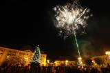 5G6H8817: Novoroční ohňostroj na kutnohorském Palackého náměstí nechyběl ani letos