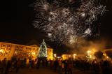 5G6H8833: Novoroční ohňostroj na kutnohorském Palackého náměstí nechyběl ani letos