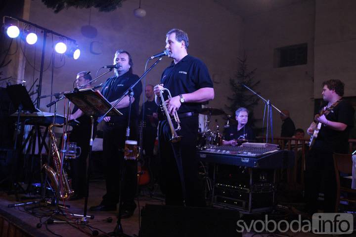 Foto: Myslivcům z Červených Janovic v sobotu zahrála kapela Fortuna