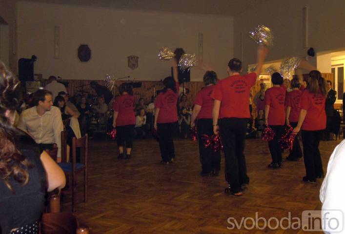 Foto: Hasiči z Močovic nechali stříkačky doma a vyrazili na svůj ples