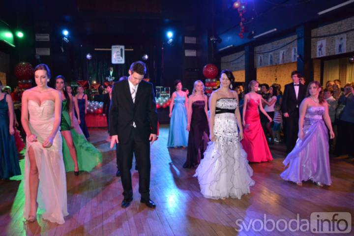 Foto: V čáslavském Grandu se plesalo i v sobotu, tentokrát obchodní akademie