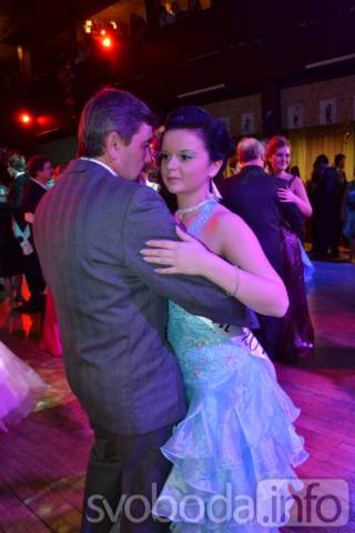 Foto: V čáslavském Grandu se plesalo i v sobotu, tentokrát obchodní akademie