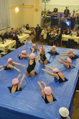 DSC_0083: Foto: Sportovní ples v sokolovně v Chotusicích se vydařil, místní ženy uvedly nové choreo