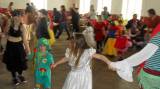 SDC11027_resize: Tupadelské děti s v neděli užily karneval, zahrál si s nimi čaroděj Emča