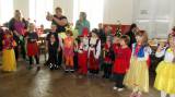 SDC11029_resize: Tupadelské děti s v neděli užily karneval, zahrál si s nimi čaroděj Emča