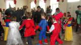 SDC11043_resize: Tupadelské děti s v neděli užily karneval, zahrál si s nimi čaroděj Emča