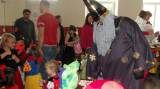 SDC11098_resize: Tupadelské děti s v neděli užily karneval, zahrál si s nimi čaroděj Emča