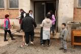 5G6H0742: Obyvatelé ubytovny v Lorci se vrhli do jarního úklidu budovy i okolí